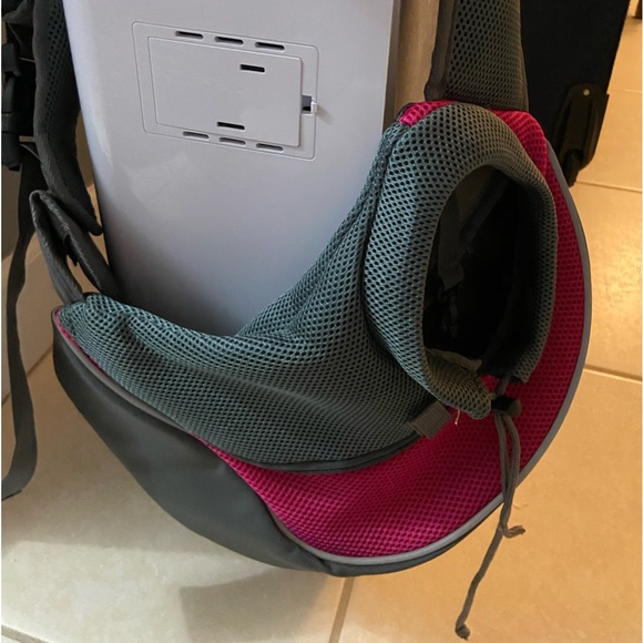 Pet crossbody bag in pink barely used. Light weight bag - Picture 3 of 5